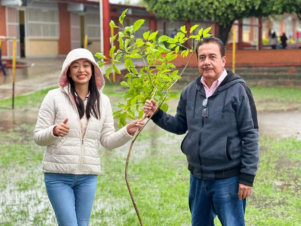 Entregó Árboles Endémicos en Escuela Primaria, Alma Reyes