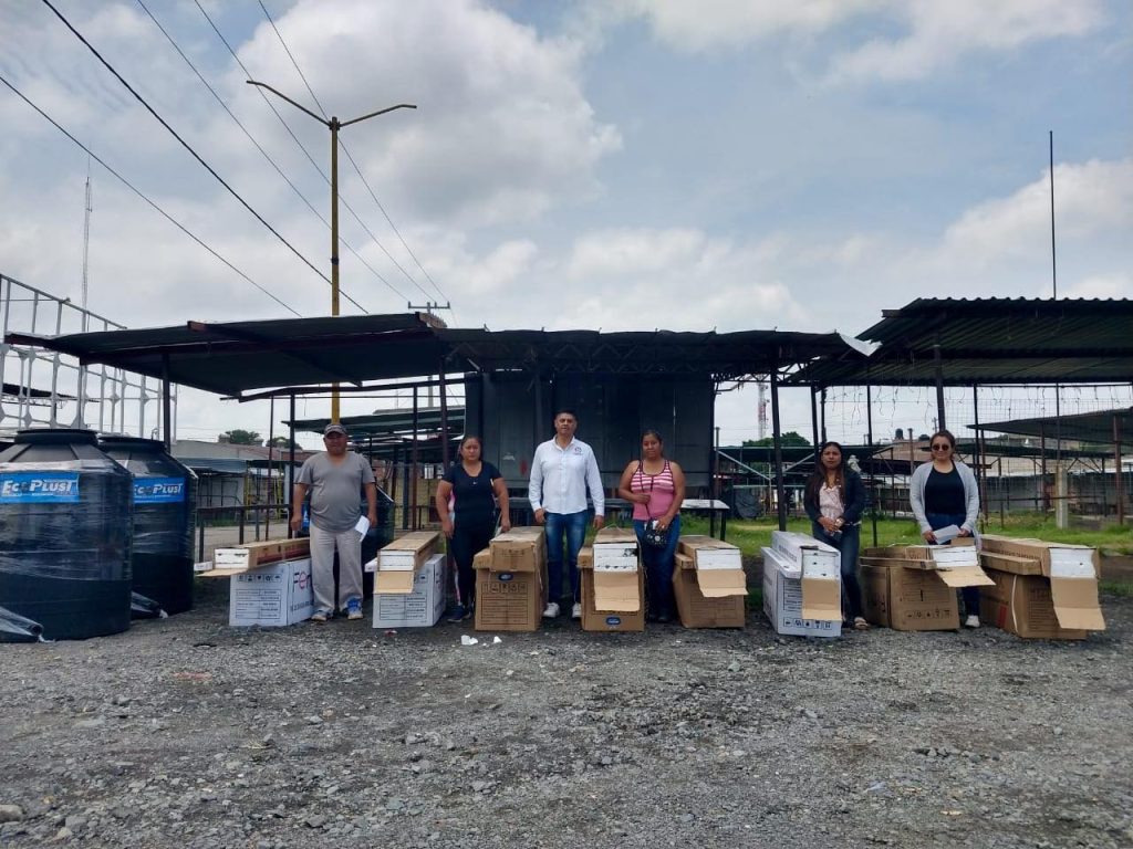 Continúa la Entrega de Calentadores Solares, Tinacos y Bombas de Agua