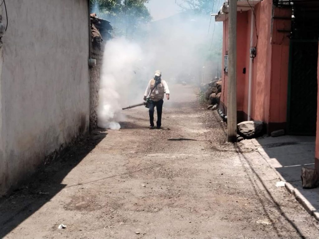 Fumigan Contra el Dengue en Amacuitlapilco