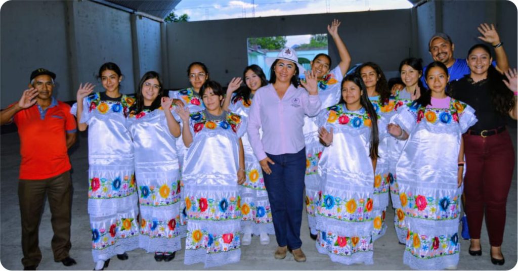 Recibió Trajes Típicos Grupo de Danza Nicté