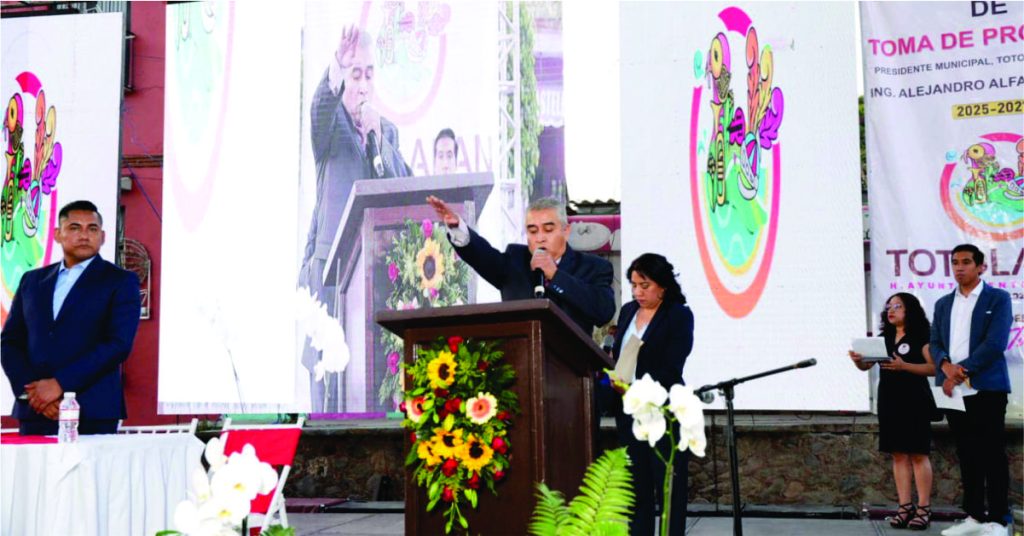 Alejandro Alfaro Nolasco tomó protesta como alcalde de Totolapan.