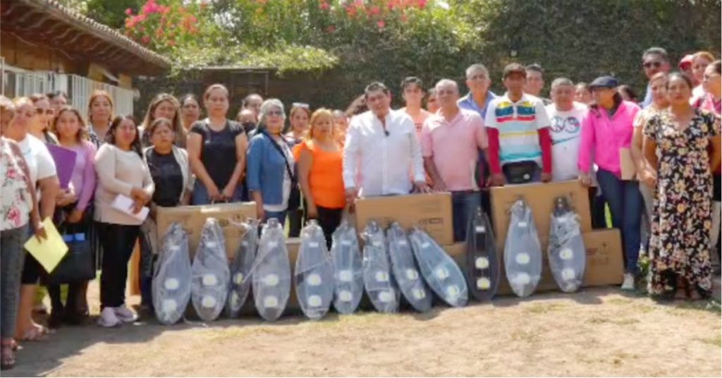 Entregó Lamparas LED, Jesús Corona D.