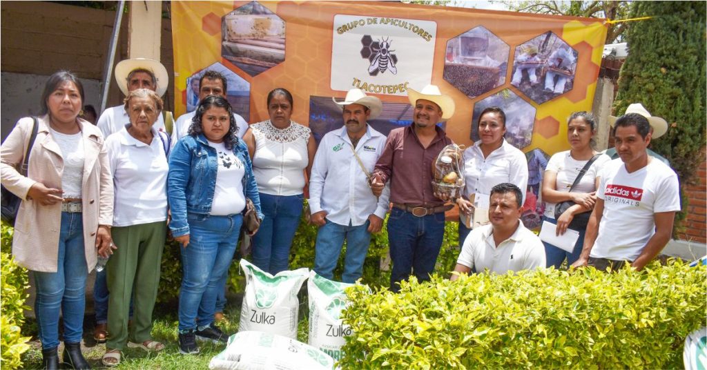 Entregó Marino Santibáñez Azúcar a Apicultores