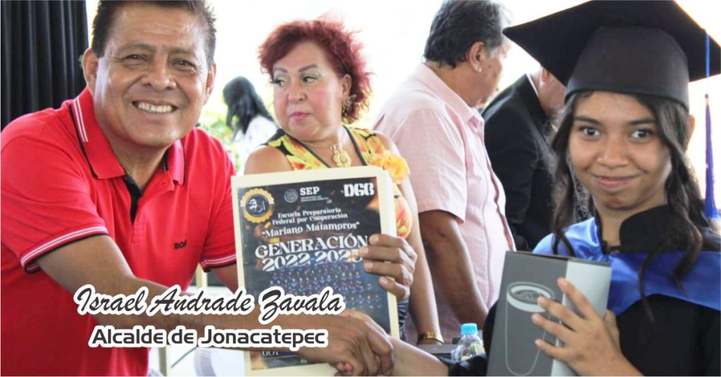Atendió Ray a Graduaciones y Avanzó Obras