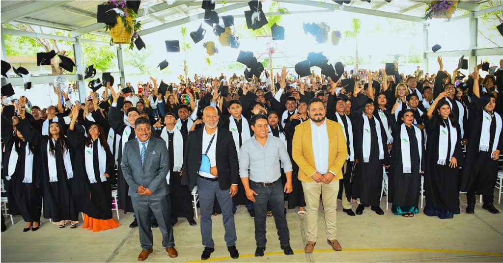 Apadrinó Marco Cuate a Alumnos del CECyTE