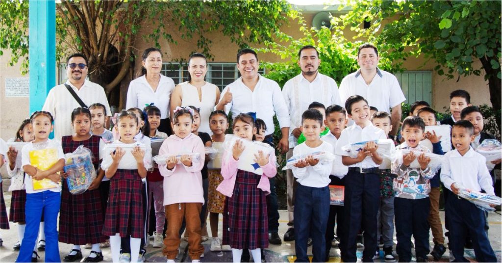 Entregó Marco Cuate Cuatro mil 700 Paquetes de Útiles Escolares