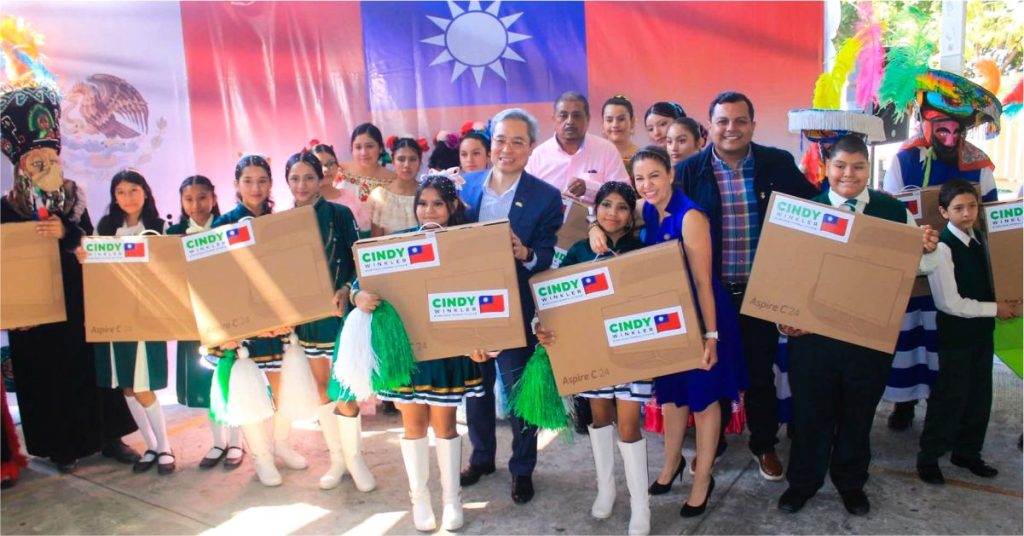 Gestionó Cindy Winkler Computadoras a Embajador de Taiwán