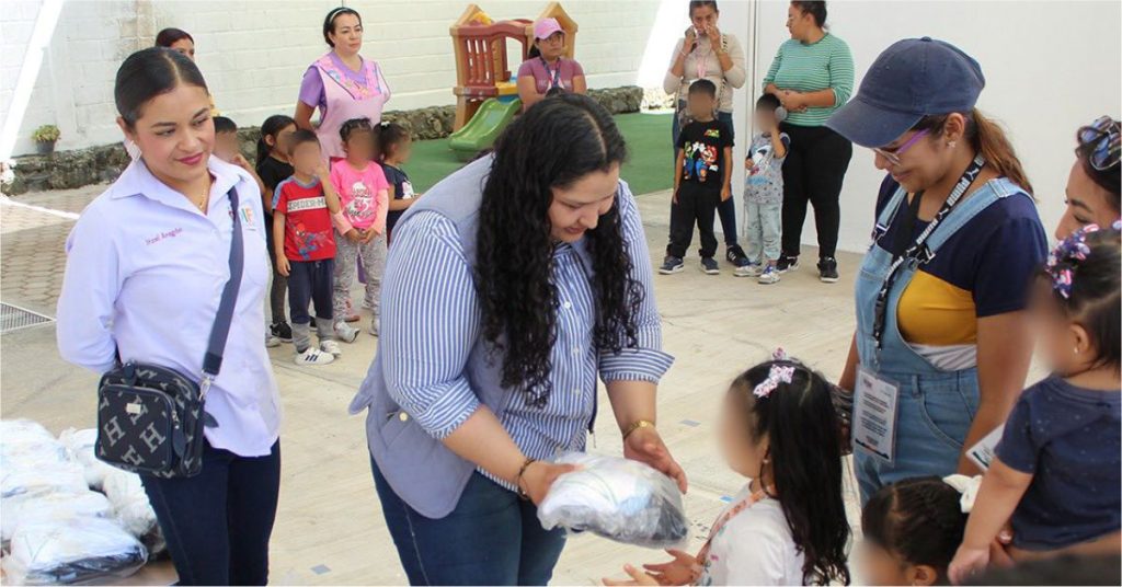 Entregó Diana Laura Uniformes Gratuitos a Niños de Cadic y Caic