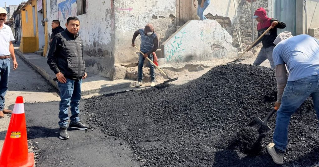 Inician Rehabilitación y Bacheo en la Calle Corregidora