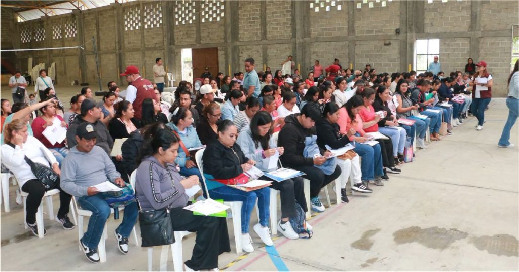 Entregaron Becas Rita Cetina en Zacualpan