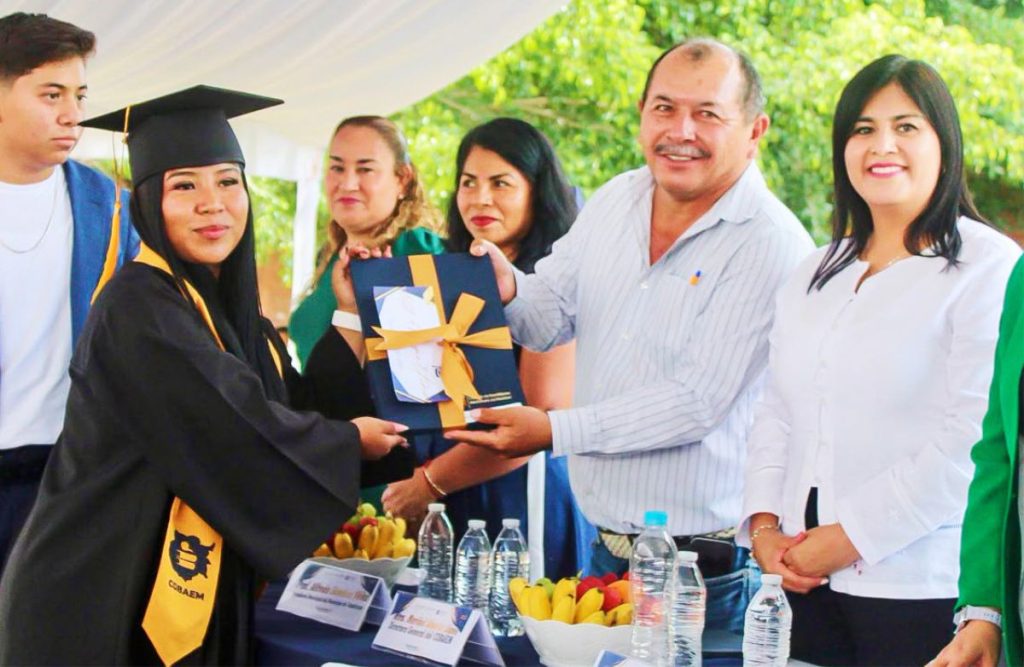 Felicitó Vélez a Graduados del COBAEM 07