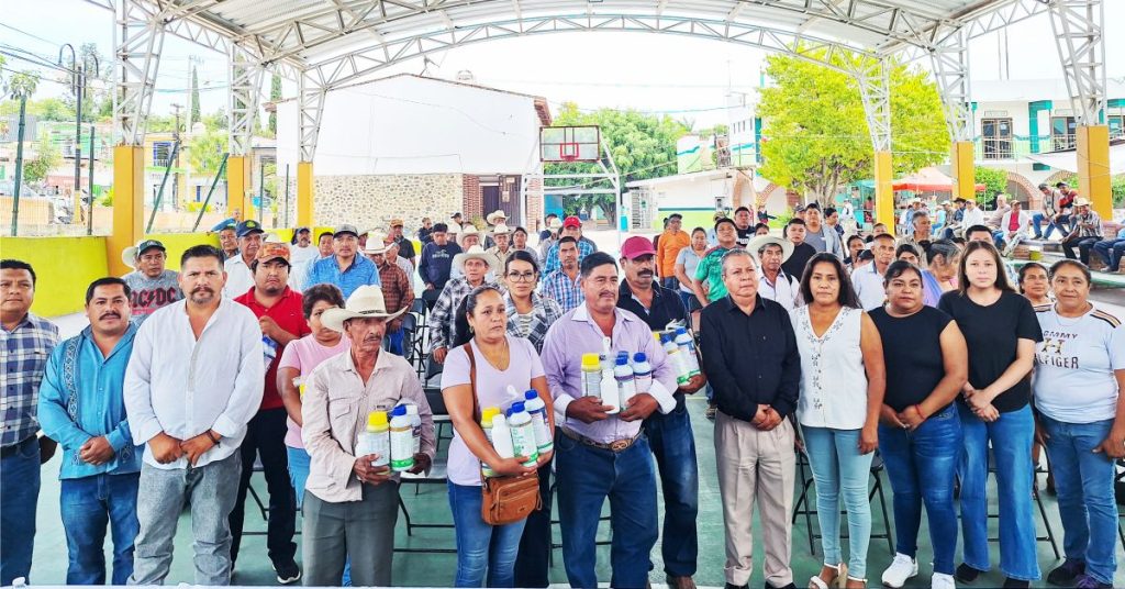 Entregó Bernabé Insumos en Apoyo al Campo de Temoac